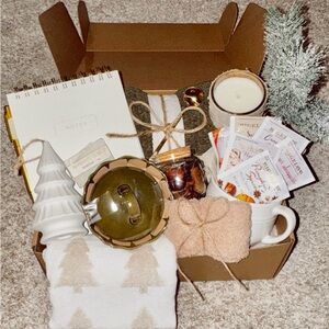 19 Piece Holiday Gift Box with Candle and Mug